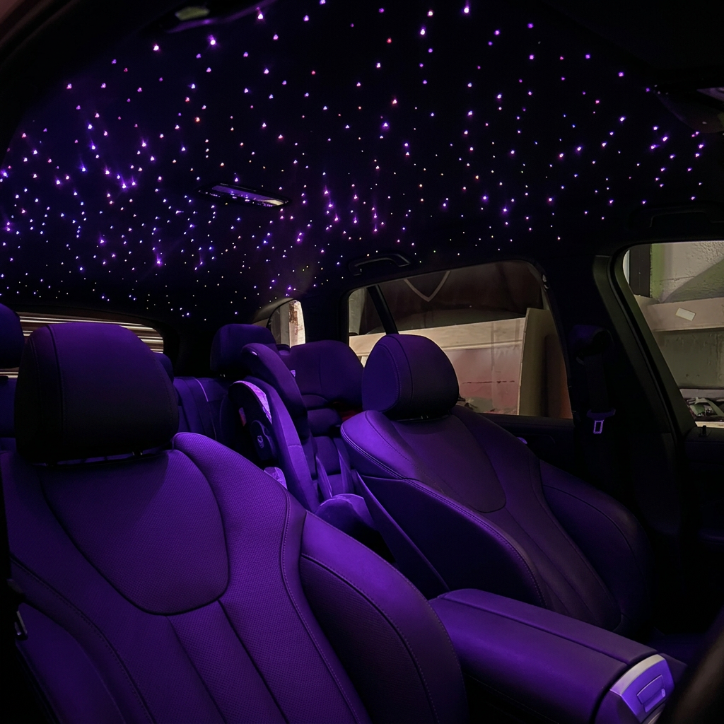 Habitacle complet d'une berline avec ciel étoilé violet en fibre optique