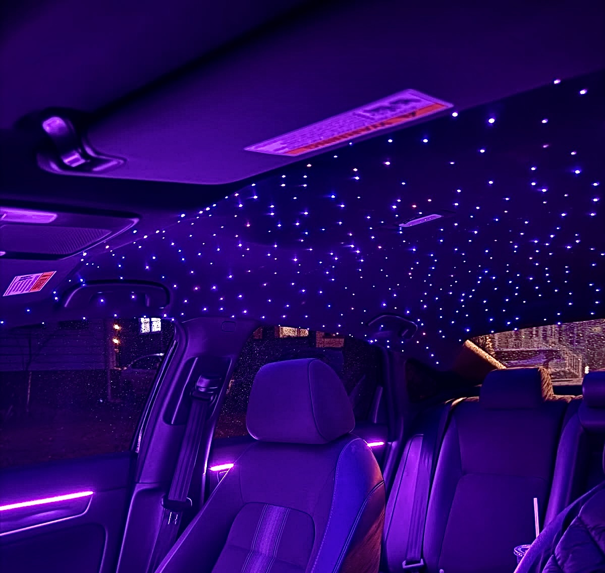 Ciel étoilé en fibre optique violet installé dans l'habitacle d'une voiture de prestige