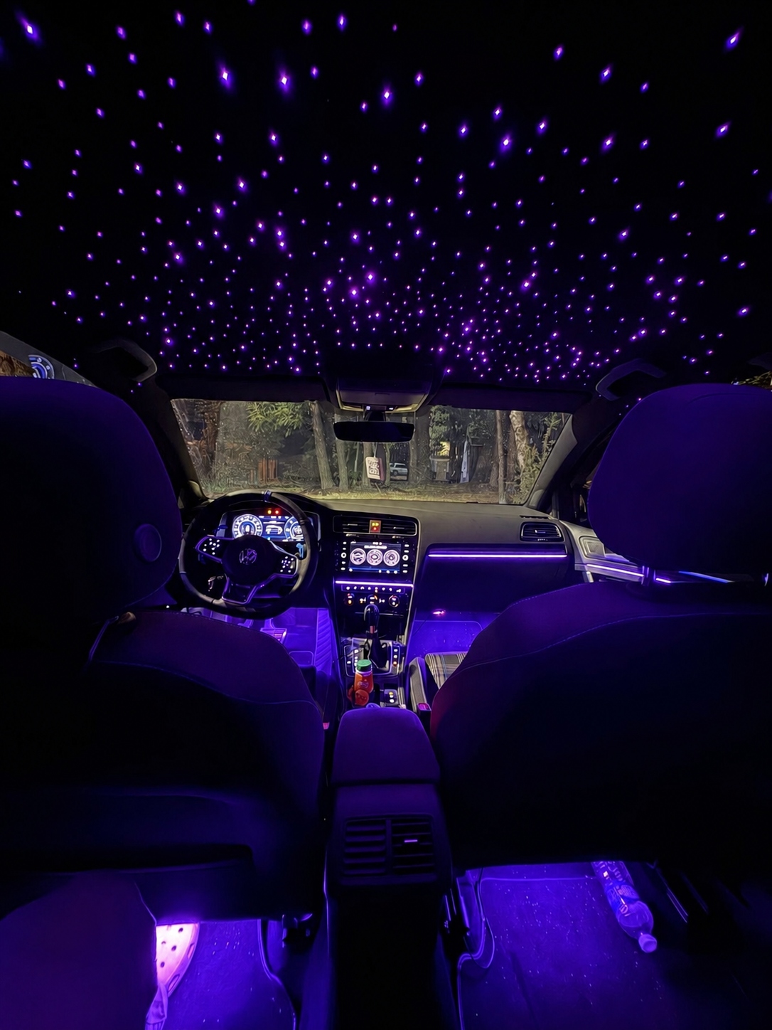 Intérieur complet d'une Volkswagen Golf avec ciel étoilé violet en fibre optique